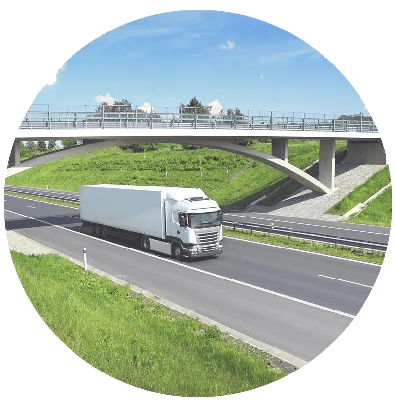 Umzugs-Lkw auf der Autobahn bei einem bundesweiten Umzug